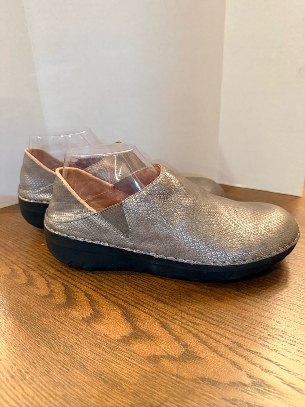 Fit-Flop Women's Superloafer Shimmershake shoe. Size 9